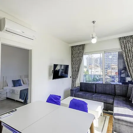 W Balcony And Shared Pool 7 Min To Coast 아파트 마흐무틀라르